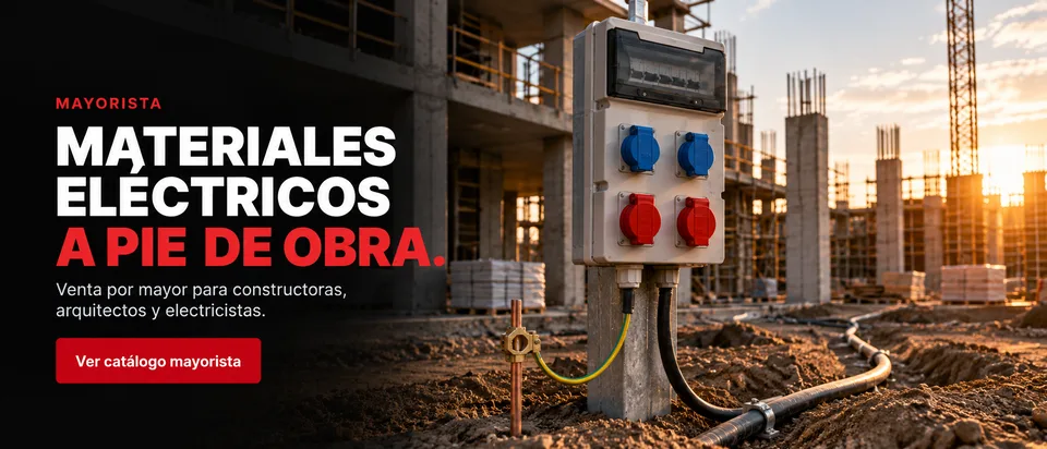 Tablero eléctrico y puesta a tierra en una obra en construcción al atardecer